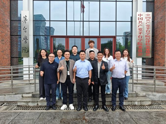 与会人员合影留念。