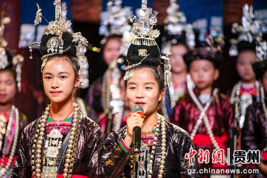 2026年10月18日，在贵州省从江县城北上鼓楼，参与电影拍摄演员在分享拍摄经历故事。
