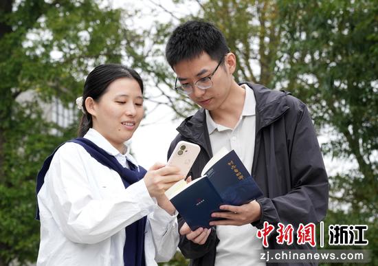 村民扫码阅读《村志看桐乡》电子书。桐乡市委宣传部供图