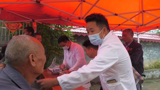 爱心企业在石阡县龙井乡爱心义诊。钱昌江 摄