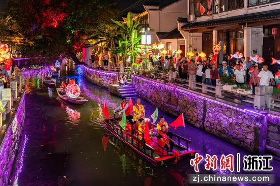 图为：河上鱼灯吸引民众欣赏。沈勇强 摄