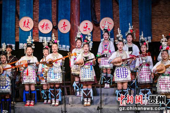 2026年10月18日，在贵州省从江县城北上鼓楼，孩子们在表演合唱《侗家姑娘爱唱歌》。