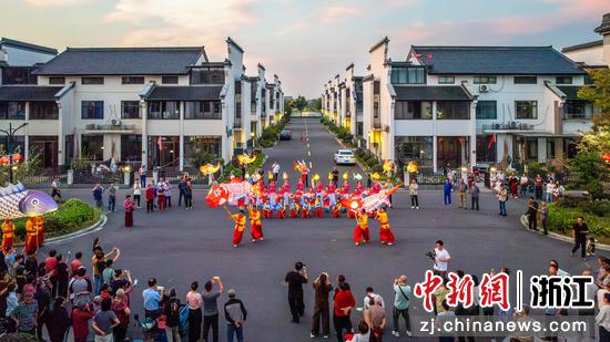 图为：鱼灯演艺吸引民众。沈勇强 摄