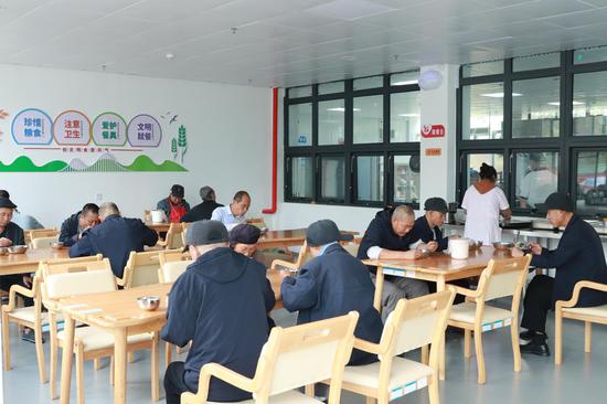 清镇市中心敬老院食堂。 陈熙 摄