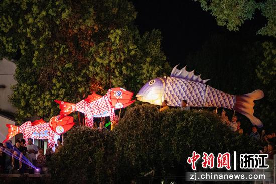 图为：特色鱼灯点亮夜空。沈勇强 摄