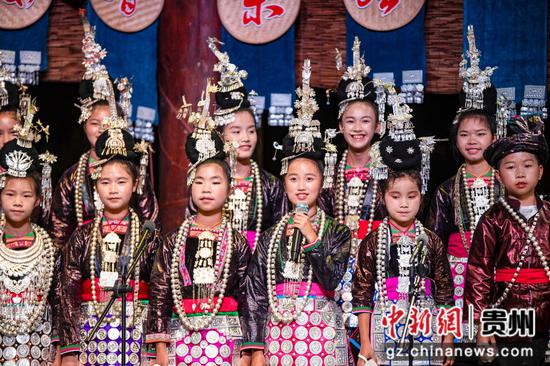 2026年10月18日，在贵州省从江县城北上鼓楼，孩子们在表演合唱《谷雨天》。