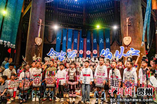 2026年10月18日，在贵州省从江县城北上鼓楼，全体演员合唱《会唱歌的从江》。