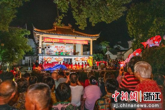 图为：文艺晚会吸引民众欣赏。沈勇强 摄