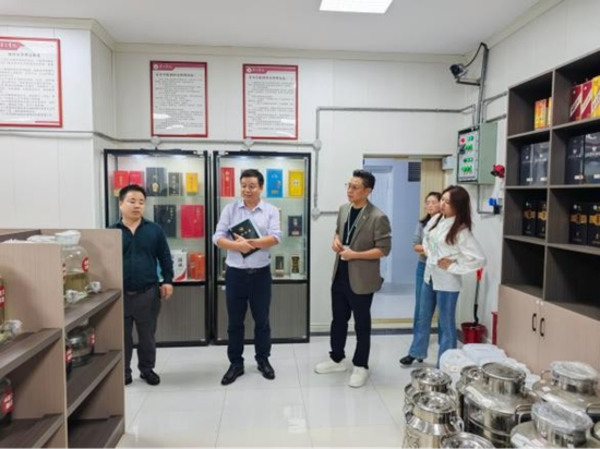 同行人员参观相关科研实验平台。