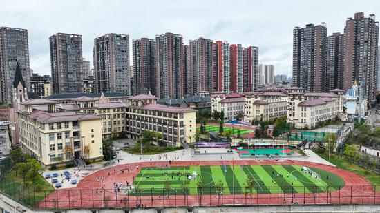清镇市第二实验小学。 沈建华 摄
