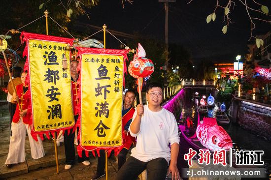 图为：表演者展示鱼灯。沈勇强 摄