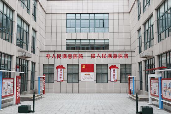 清镇市第一人民医院院内。 陈熙 摄
