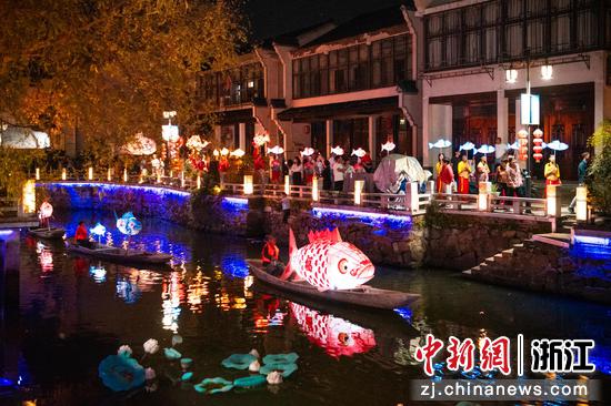图为：河上鱼灯吸引民众欣赏。沈勇强 摄