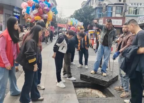 花溪十字街“企业之家”协调处理商圈污水管道问题 花溪十字街“企业之家”协调处理商圈污水管道问题