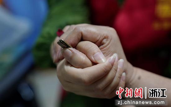 近日，陈珠凤手握钥匙。（受访者本人供图）