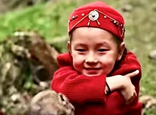 短片《山与灵》剧照,小主人公与国家二级保护动物伊犁鼠兔温情互动。