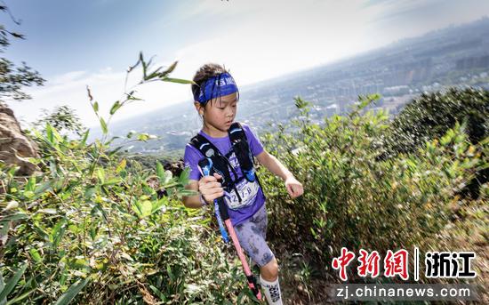 图为：选手穿越半山国家森林公园。朱雨枭 摄