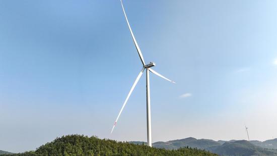 在黔西市花溪将军山风电场，风机矗立山峦之间，把山间风能转化为清洁电能。熊朝光 摄