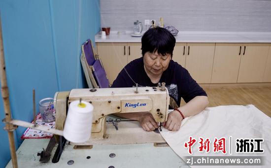 近日，陈珠凤在缝纫机前忙碌。（受访者本人供图）