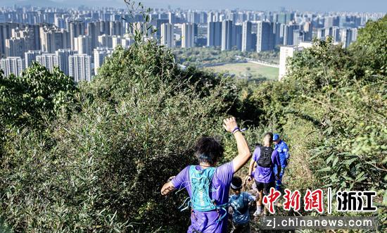 图为：选手由半山国家森林公园向着城市奔跑。朱雨枭 摄