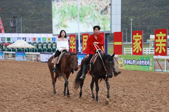 游客体验骑马