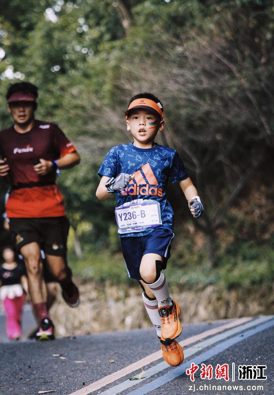 图为：选手在半山国家森林公园奔跑。朱雨枭 摄