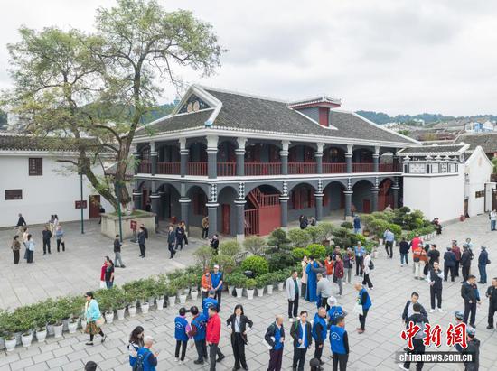 贵州遵义会议纪念馆吸引游客参观