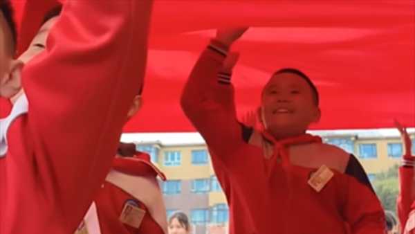 新疆托里：千里而来！曾在天安门升起的国旗，走进边疆校园