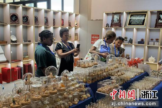 近日，来自太平洋岛国的女官员探访东海贝雕艺术博物馆。&nbsp;庄稼人&nbsp;供图