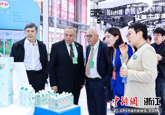 中外嘉宾到访伊利展台。伊利 供图 中外嘉宾到访伊利展台。伊利 供图