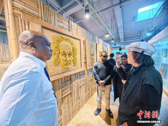 10月20日，来自非洲法语国家等的记者、编辑赴贵州省贵阳市参访。图为参访嘉宾与非遗代表性传承人交流。记者张伟摄