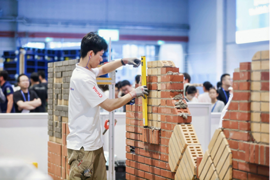 ▲图为第48届世界技能大赛砌筑赛项冠军——广西选手黄睿强比赛现场 ▲图为第48届世界技能大赛砌筑赛项冠军——广西选手黄睿强比赛现场