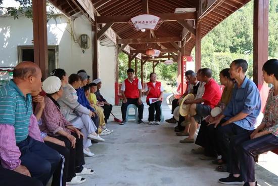 高大坪镇桅杆村“大家小院”群众会现场