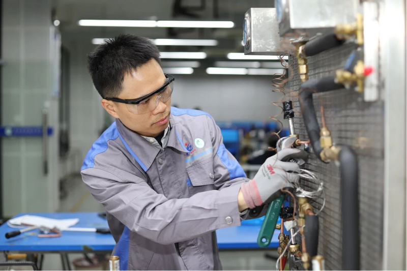 ▲图为第一届广西技能大赛南宁代表团选手廖俊富参加制冷与空调项目获铜牌 ▲图为第一届广西技能大赛南宁代表团选手廖俊富参加制冷与空调项目获铜牌