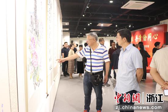 近日，嘉宾在青田参观第八届“艺海同源”书画摄影展。&nbsp;主办方&nbsp;供图