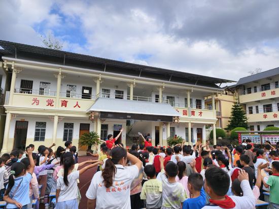 义工与学生们的互动