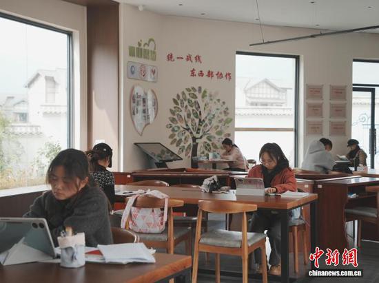 图为10月22日青年在金银山书院看书学习。记者 周燕玲 摄