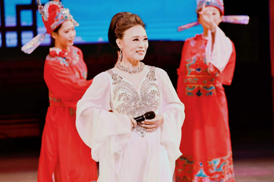 黄梅戏名家吴琼表演《女驸马》选段。