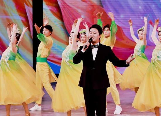 青年歌唱家张英席演唱歌曲《走向复兴》。