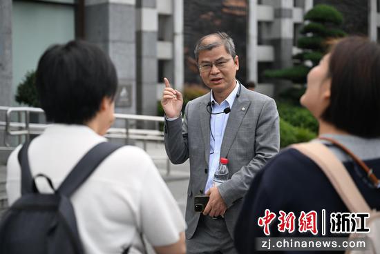 
图为：浙江农林大学茶学与茶文化学院教授周新华在中国京杭大运河博物馆为市民讲解。王刚 摄