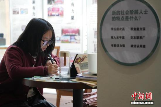 图为10月22日青年在金银山书院看书学习。记者 周燕玲 摄