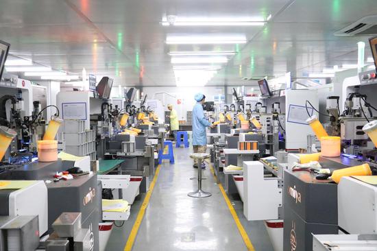 贵州联尚科技有限公司工人正在赶制订单 李金苗 摄 贵州联尚科技有限公司工人正在赶制订单 李金苗 摄