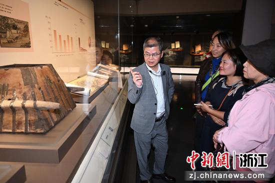 
图为：浙江农林大学茶学与茶文化学院教授周新华在中国京杭大运河博物馆为市民讲解。王刚 摄