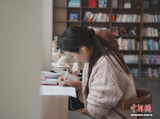 图为10月22日青年在金银山书院看书学习。记者 周燕玲 摄