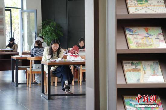 图为10月22日青年在金银山书院看书学习。记者 周燕玲 摄