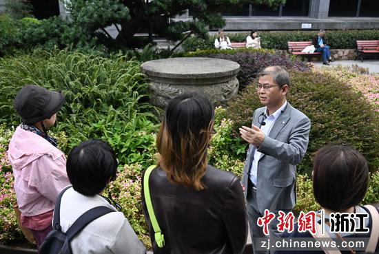 图为：浙江农林大学茶学与茶文化学院教授周新华在中国京杭大运河博物馆为市民讲解。王刚 摄
