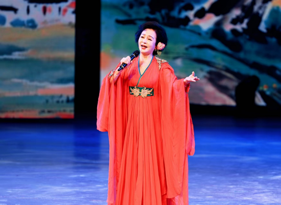 著名歌唱家朱明瑛演唱《回娘家》。