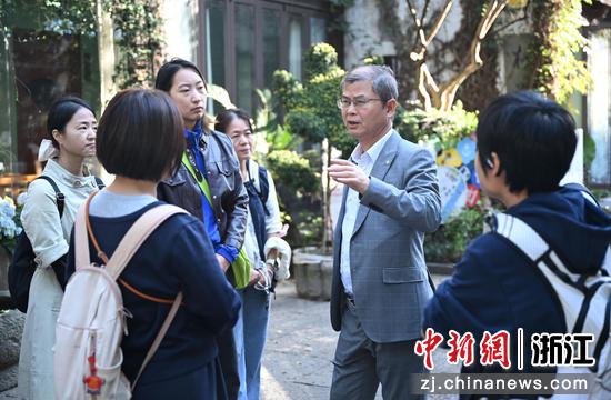 
图为：浙江农林大学茶学与茶文化学院教授周新华在桥西历史街区为市民讲解。王刚 摄