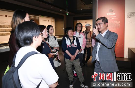 
图为：浙江农林大学茶学与茶文化学院教授周新华在中国京杭大运河博物馆为市民讲解。王刚 摄