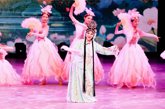 评剧名家刘秀荣表演《花为媒》选段